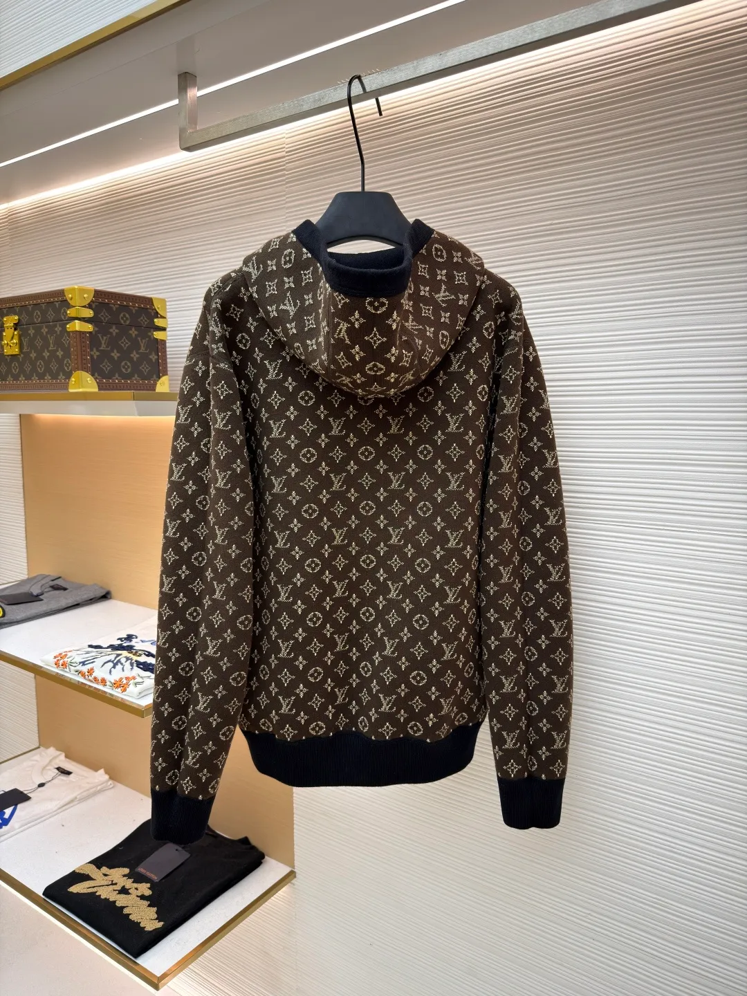 LOUIS VUITTON double-sided hooded full-print jacket ●Original version: purchased and developed by 29237 ●Item number: 1681682-C55 ●Fabric: sheep wool fabric ●Technology: knitted ●Color: black/brown ●Version: fitted version ●Weight: about 1165 grams ●Size: S-M-L-XL ●Description: This double-sided hooded jacket adopts Louis Vuitton's classic double-sided design process. One side is the brand's iconic presbyopic pattern, and the other side is a solid color design. The front of the jacket features a gold metal zipper with Louis Vuitton's branding on the zipper pull, and precision stitching on the edge of the zipper to ensure the durability and smoothness of the zipper. The brim and hem of the jacket are ribbed, which not only ensures wearing comfort, but also effectively prevents wind and warmth. The chest pocket design uses hidden sewing technology, and the edges of the pocket fit closely with the main fabric, which not only maintains the overall aesthetics, but also increases practicality. The lining of the jacket is also made of high-quality fabric, which perfectly matches the outer fabric to ensure comfort and breathability. The overall sewing process uses double stitching to ensure the durability and stability of the jacket. The overall wiring is straight and delicate, the fabric is comfortable and soft, and the color is consistent without color difference. It can be matched with the same style to create a fashionable look and control various occasions. Customized accessories, complete with three standards, same style for men and women!